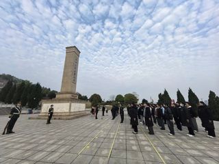 宜团红心永向党 青春接力祭忠魂...